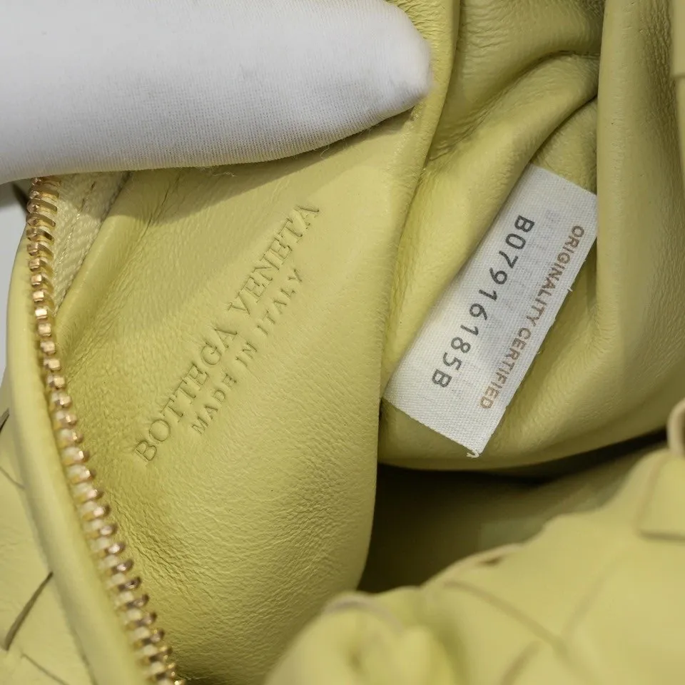 Batch 1120 BV Bottega Veneta's new early spring women's MINI JODIE handbag BV bag 🔥The new method is based on the original rounded corners, knotted with classic woven leather round hobo bag, The most iconic triangular pull-out design, using sheepskin draped soft shape, is super suitable for concave shapes~ Jodie feels really gentle to people, and is definitely the best item for daily matching. It has the same weave, new elements and twists, is compact and versatile, and is the new favorite of street style Internet celebrities! Dimensions: 23x28x8 Model: 6699-1